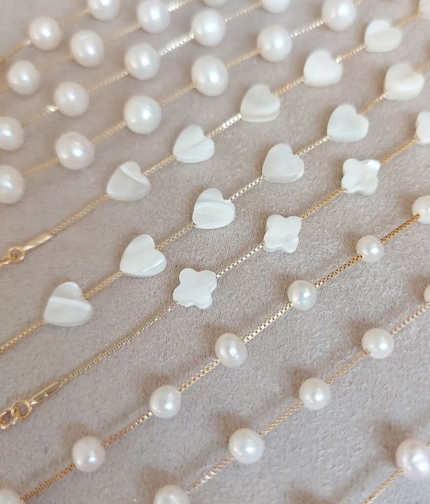 Semijoias Exclusivas Ana Kasper - Folheados a Ouro 18k, Pérolas e Madreperolas, Colares, Brincos, Pulseiras, Tornozeleiras, Anéis e Conjuntos para presente